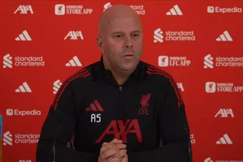 "إصابة إيزاك".. سلوت يكشف آخر التطورات في ليفربول قبل مباراة برايتون